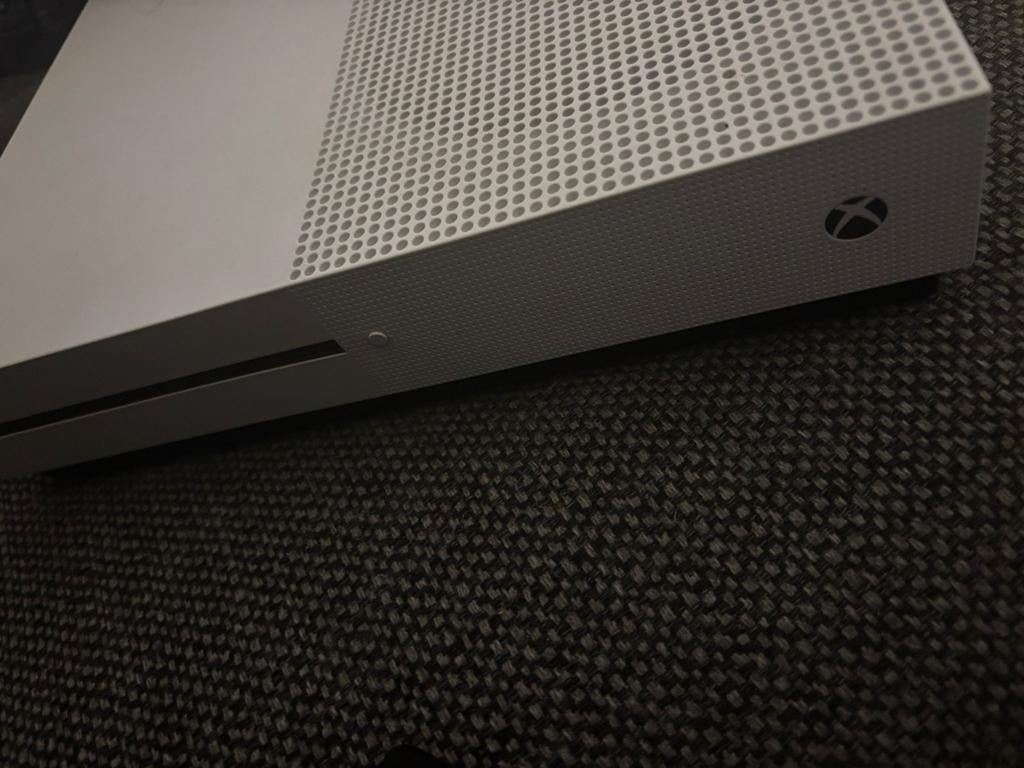 2 Xbox one s 1tB met 5 controlers alles kan apart, Spelcomputers en Games, Spelcomputers | Xbox One, Ophalen of Verzenden, Zo goed als nieuw