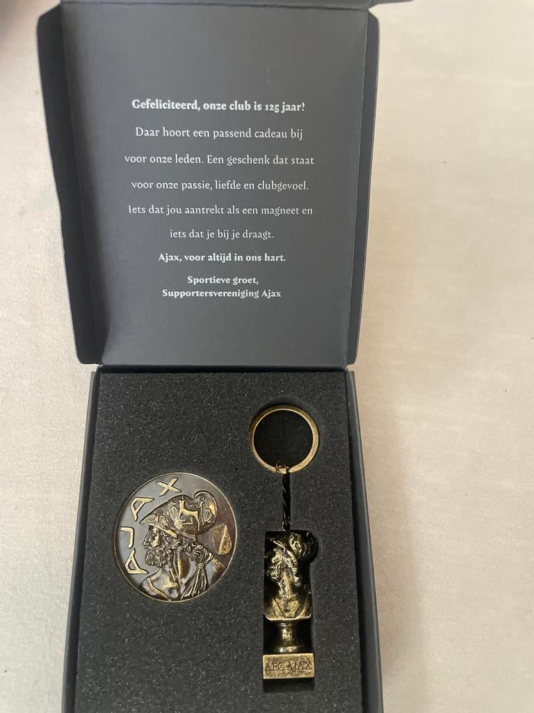 Ajax 125 jaar jubileum sleutelhanger en munt, Ophalen of Verzenden, Nieuw, Sport