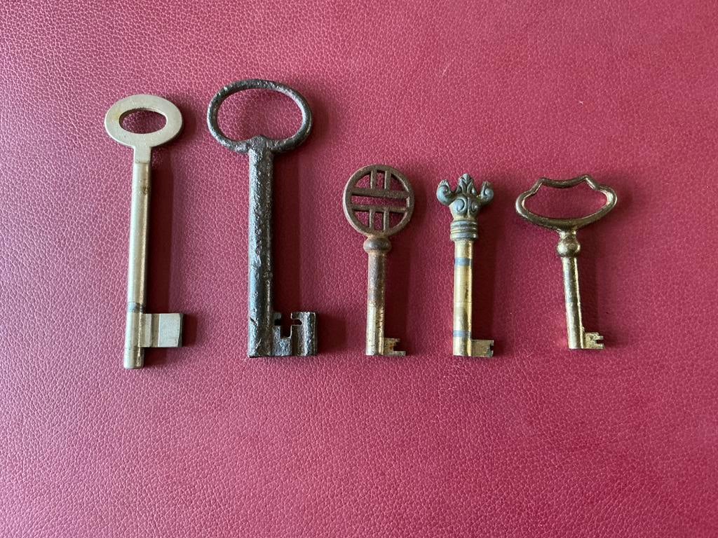 5 oude sleutels - o.a. loper, Ophalen of Verzenden