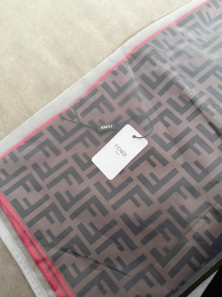 Vierkant fendi kan gebruiken als hoofddoek/over je schouder, Ophalen of Verzenden, Nieuw, Maat 36 (S), Sjaal