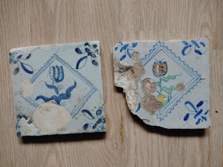 2 x 17e eeuwse polychrome/blauwe TULP  tegel Beschadigd, Antiek en Kunst, Antiek | Wandborden en Tegels, Ophalen of Verzenden