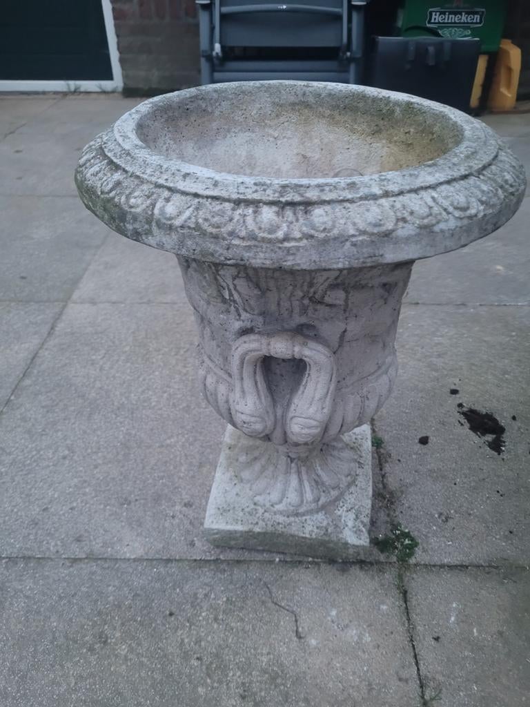 Decoratieve stenen bloempot met sokkel - Steenbergen, Ophalen, 40 cm of meer, Rond, Zo goed als nieuw