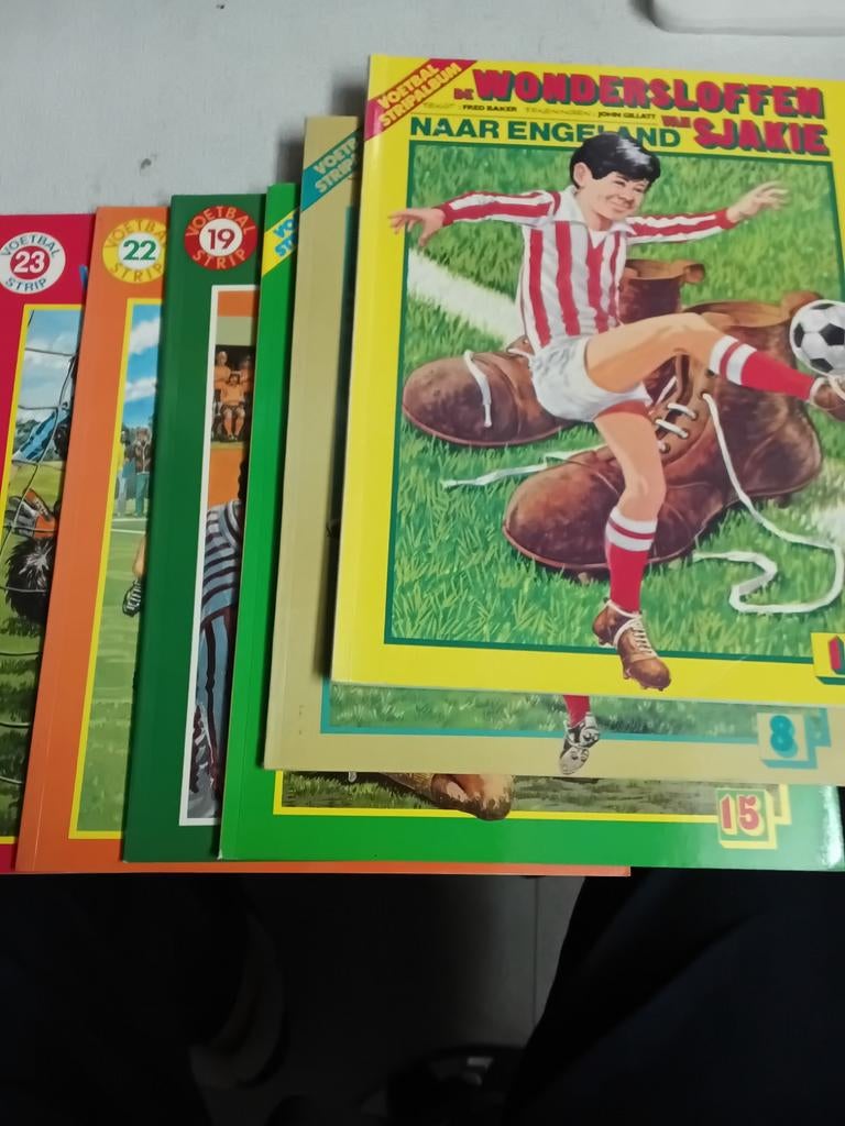 6 strips van ; De wondersloffen van Sjakie.nieuwstaat., Meerdere stripboeken, Ophalen of Verzenden