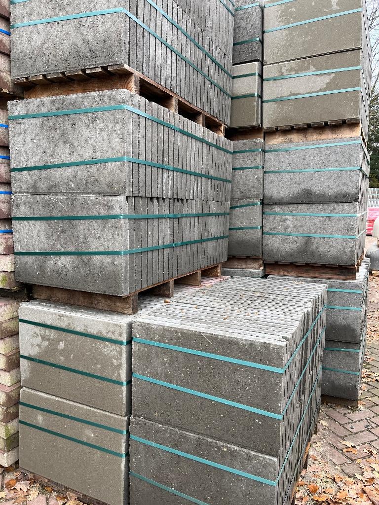 Partij tegels 40x60 grijs met facet € 75,00 pak, Ophalen of Verzenden, Nieuw, Beton, Terrastegels
