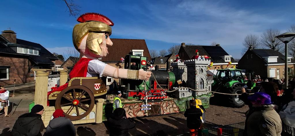 Carnavalswagen Romeinen + Locomotief Trein / Kastelen, Ophalen, Gebruikt, Feestartikel, Carnaval