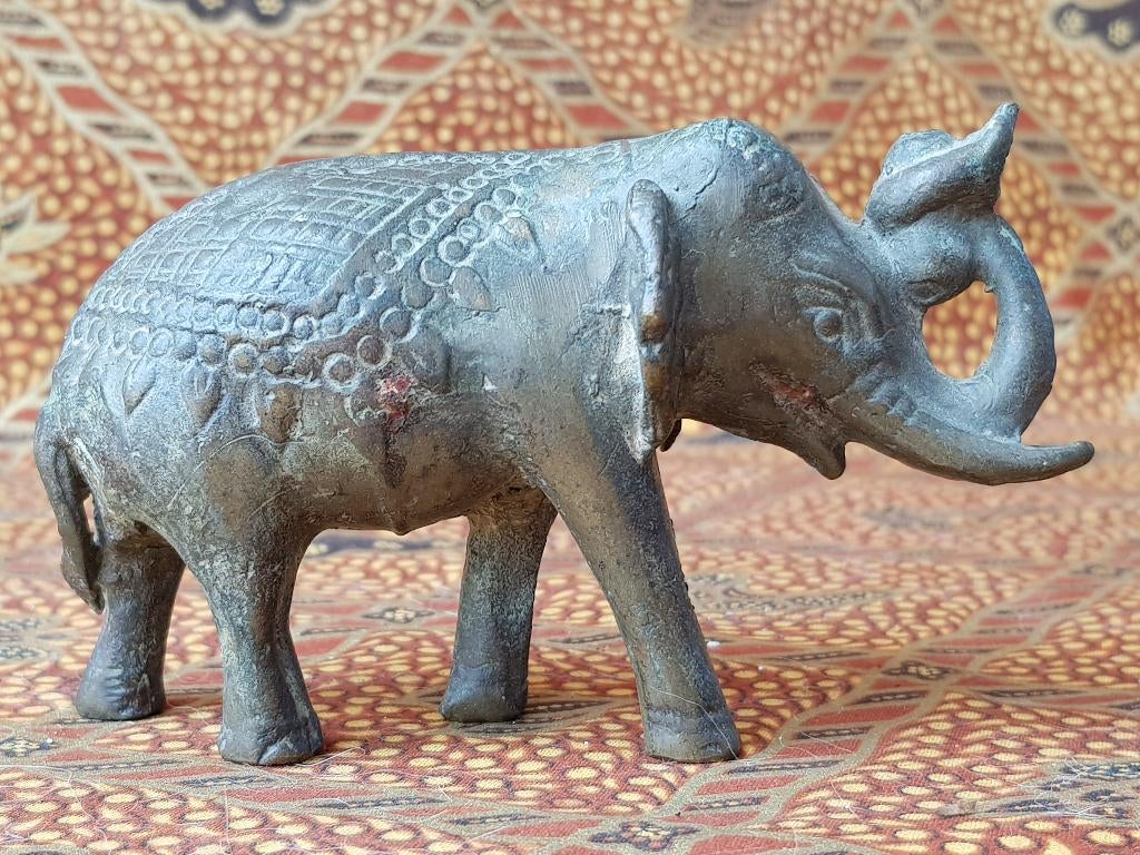 Mooi antiek Oosters brons beeldje van een olifant 10,5 cm.