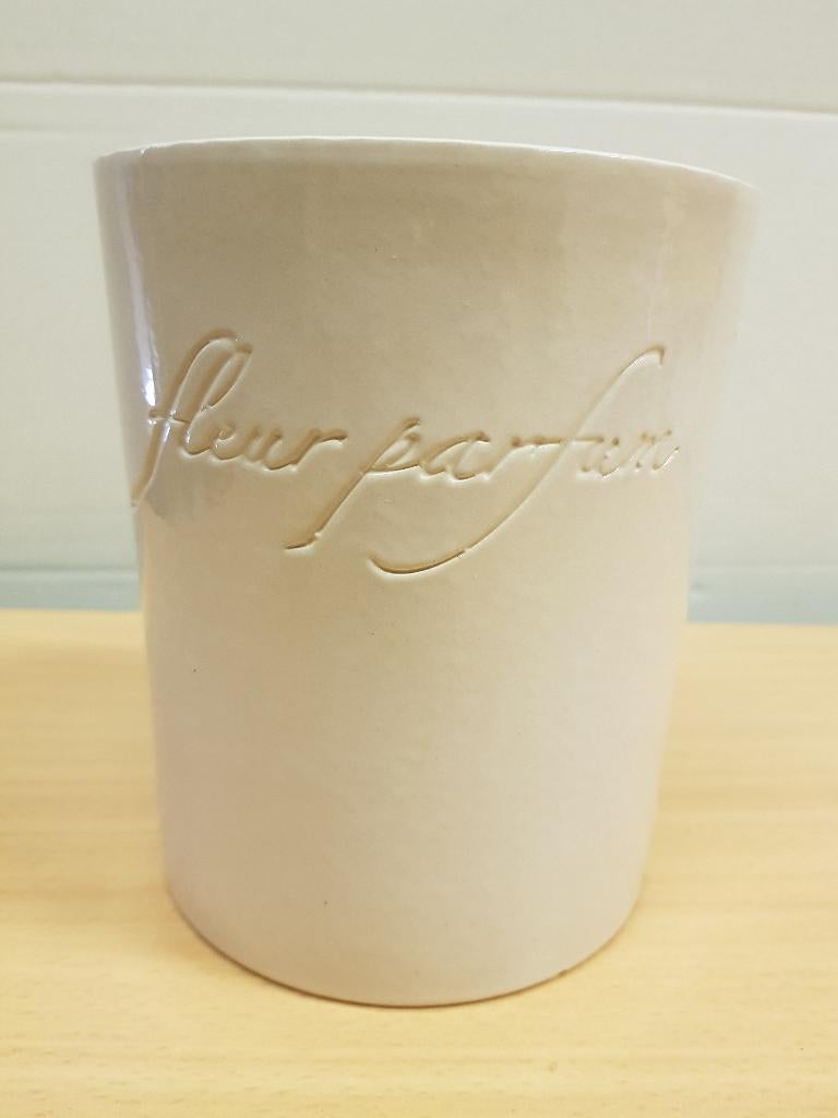 Vaas in kokervorm.                  Opdruk: fleur parfum., Huis en Inrichting, Woonaccessoires | Vazen, Overige kleuren, Aardewerk of Porselein