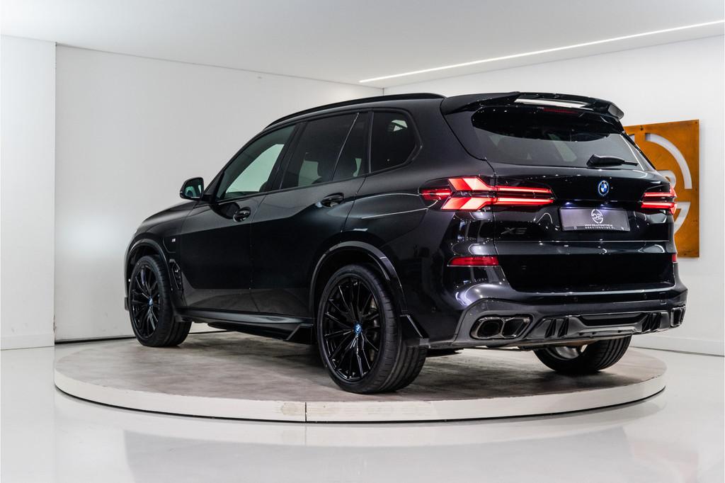 BMW X5 xDrive50e M-Sport 489PK | Bodykit | SkyLounge | Harma, 12 maanden, Gebruikt, 2395 kg, Zwart