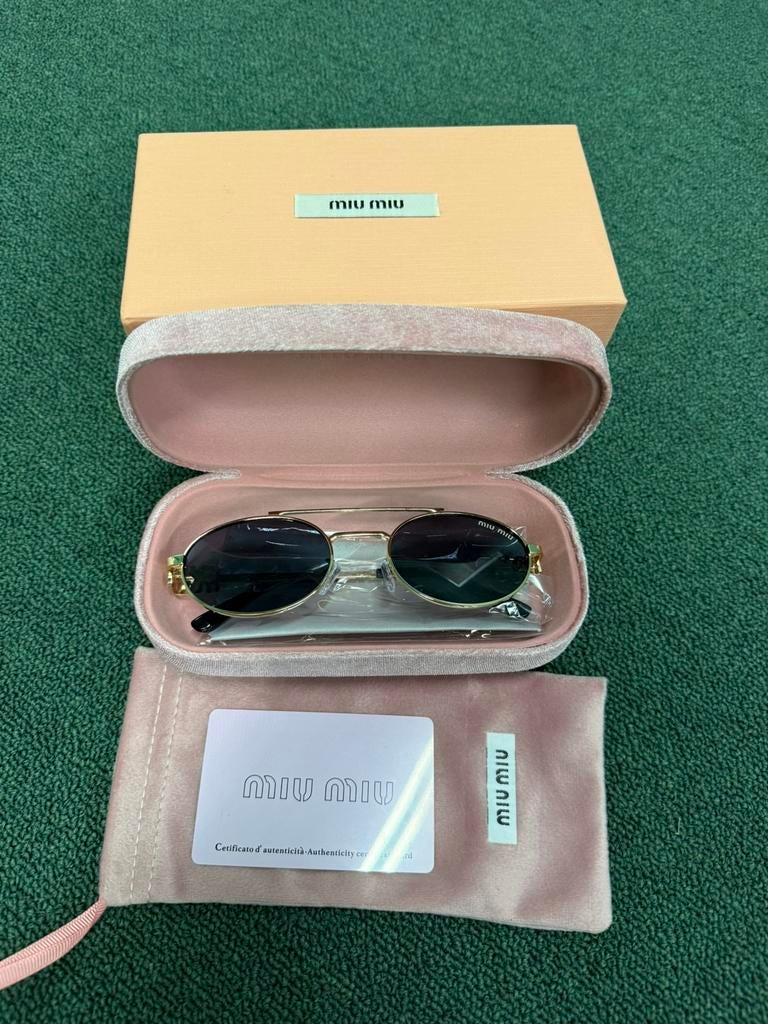 Miu Miu Zonnebril, Sieraden, Tassen en Uiterlijk, Zonnebrillen en Brillen | Dames, Ophalen of Verzenden, Zo goed als nieuw, Zwart