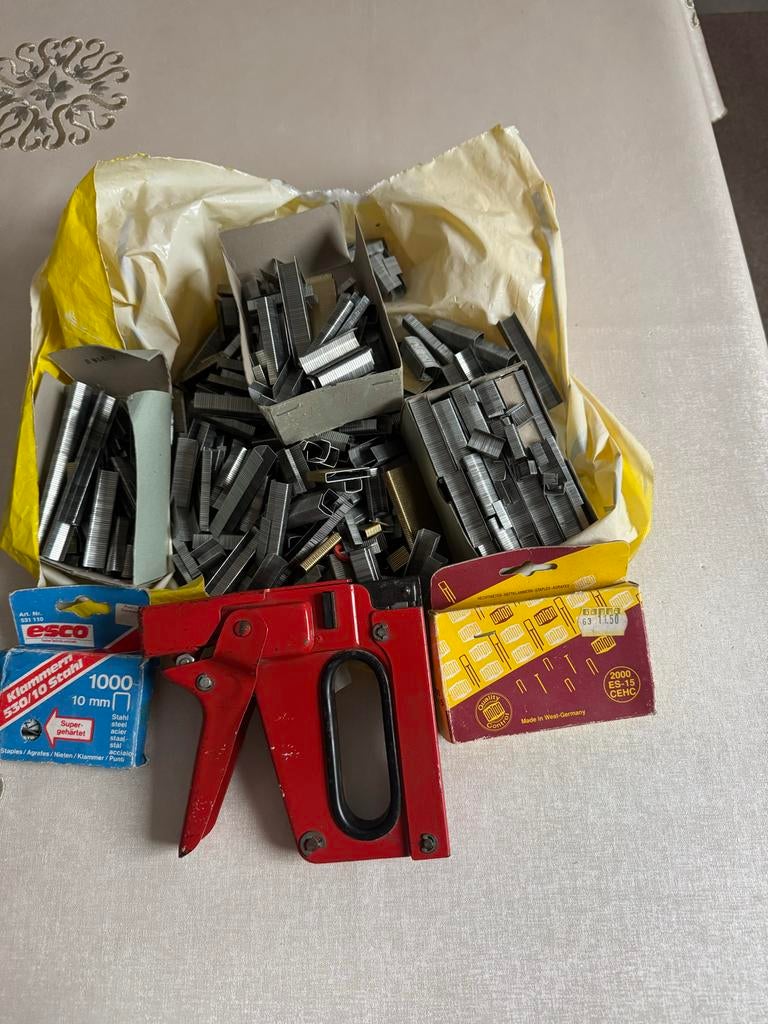 Tacker met grote voorraad nietjes - Esco & Union, Doe-het-zelf en Verbouw, Gereedschap | Handgereedschap, Gebruikt, Ophalen of Verzenden