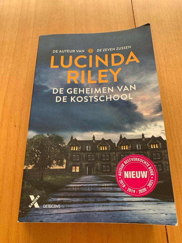 Lucinda Riley - De Geheimen van de Kostschool (Detective), Ophalen of Verzenden, Gelezen