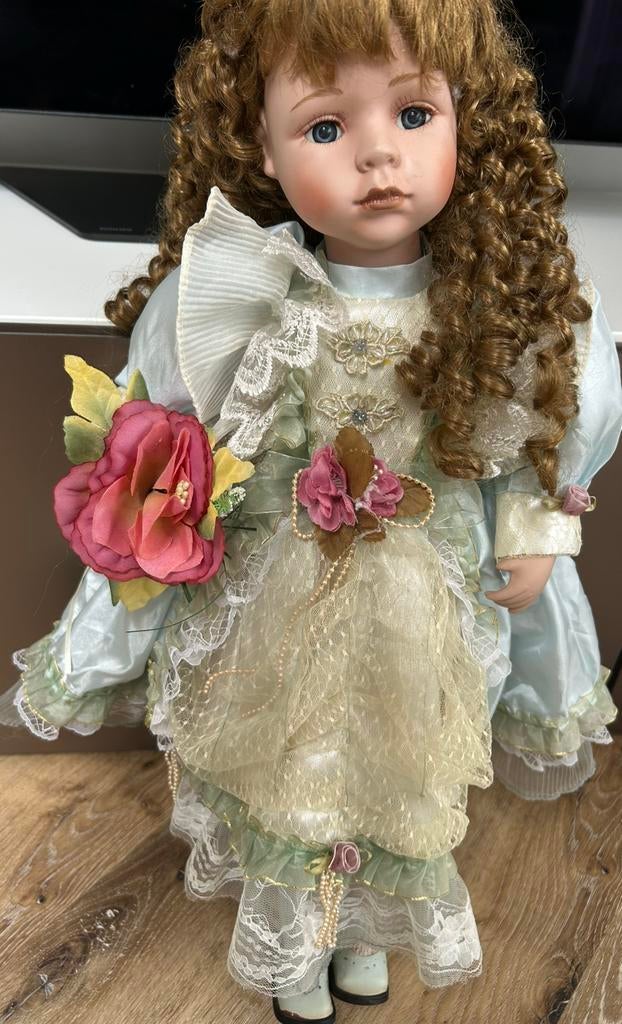 Vintage Porseleinen Pop met Krullenblauwe ogen Elegante Jurk, Ophalen of Verzenden, Zo goed als nieuw, Pop