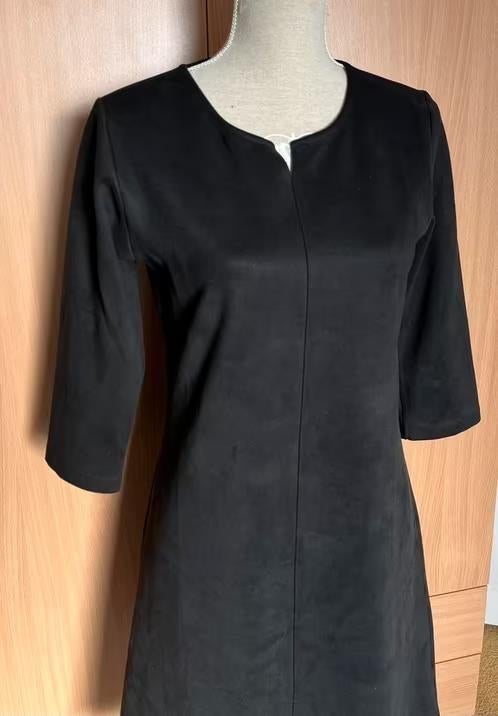 Juffrouw Jansen suède look jurk maat 36/38[v], Kleding | Dames, Zwart, Nieuw, Ophalen of Verzenden, Knielengte