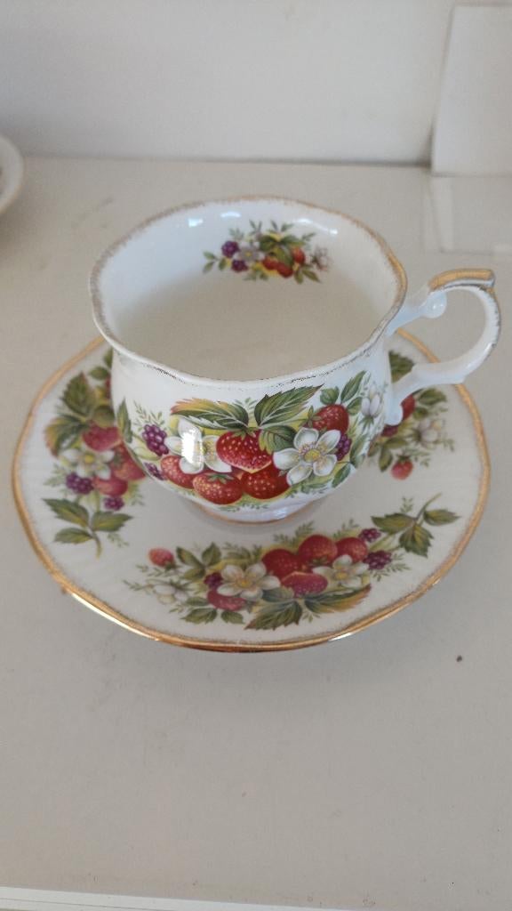 Vrolijke kop en schotel met aardbeien Queen's Rosina, Antiek en Kunst, Ophalen