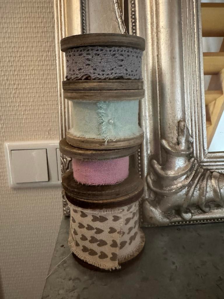 Houten klosjes met sierlint-stoffen kant, Huis en Inrichting, Ophalen of Verzenden, Gebruikt