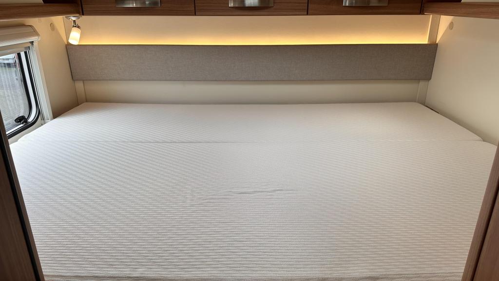 Dwarsbed in TOPstaat De Weinsberg Caracompact 600 Pepper, Caravans en Kamperen, Weinsberg, Ringverwarming, Koelkast, Bedrijf