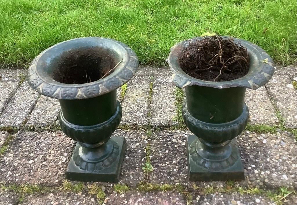Div. fraaie (en zware!) metalen tuinvazen cq potten, Ophalen, Gebruikt