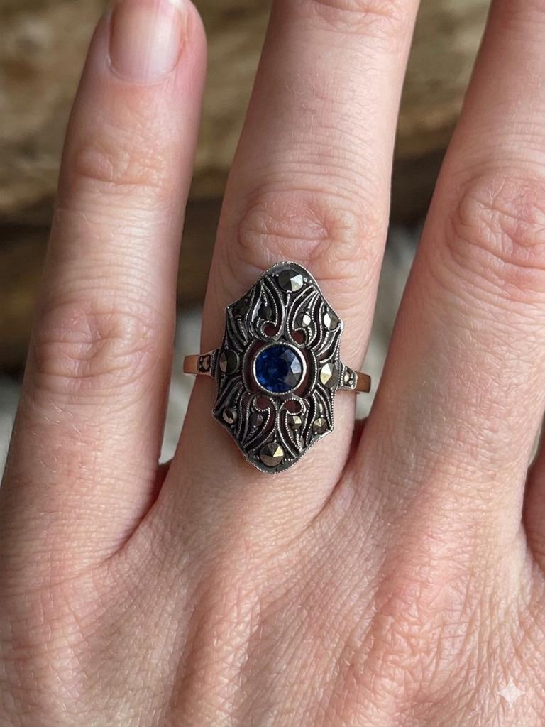 18 karaat gouden art-nouveau ring met markesiet en blauwe gl, 18 tot 19, Ophalen of Verzenden, Zo goed als nieuw, Dame