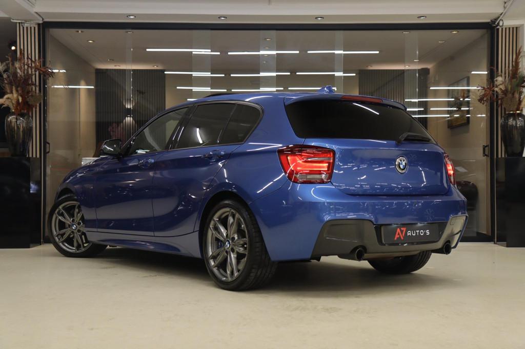 BMW 1-serie M135i xDrive High Executive M PANO/CARPLAY/LEER/, Gebruikt, Euro 6, Leder, Bedrijf