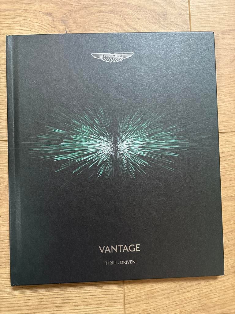 Aston Martin New Vantage Brochure - Thrill. Driven., Ophalen of Verzenden, Zo goed als nieuw, Overige merken