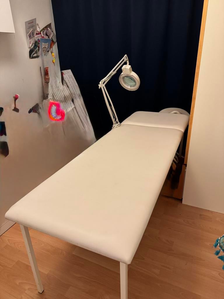 Behandeltafel + lamp en bijpassende behandelkruk, Ophalen, Gebruikt, Massagetafel