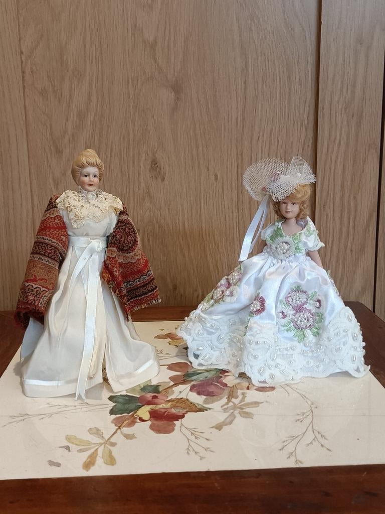 Twee mooie Victoriaanse porseleinen poppenhuis popjes, Ophalen of Verzenden, Gebruikt, Poppenhuis