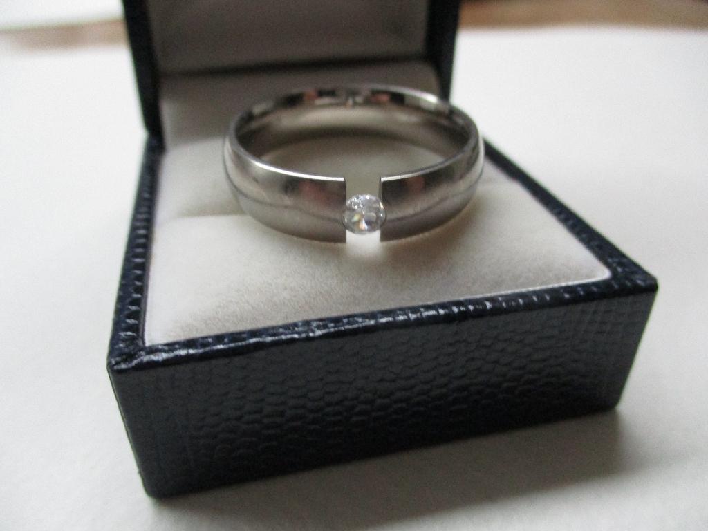 Stainless steel band ring 22 mm. met mooie zirkonia schitter, 20 of groter, Zo goed als nieuw, Dame of Heer, Zilver