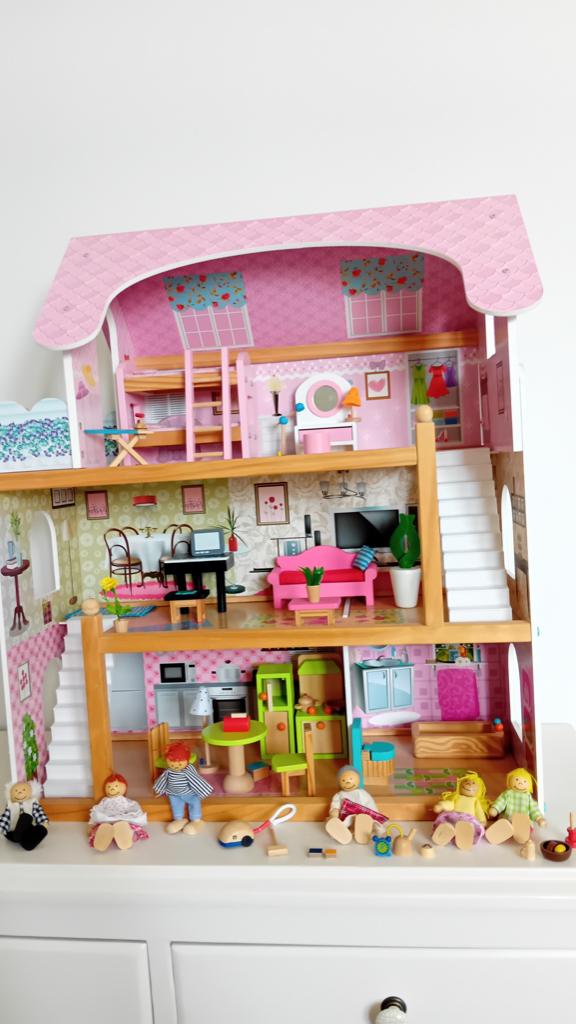 Poppenhuis met poppetjes, Ophalen, Zo goed als nieuw, Poppenhuis