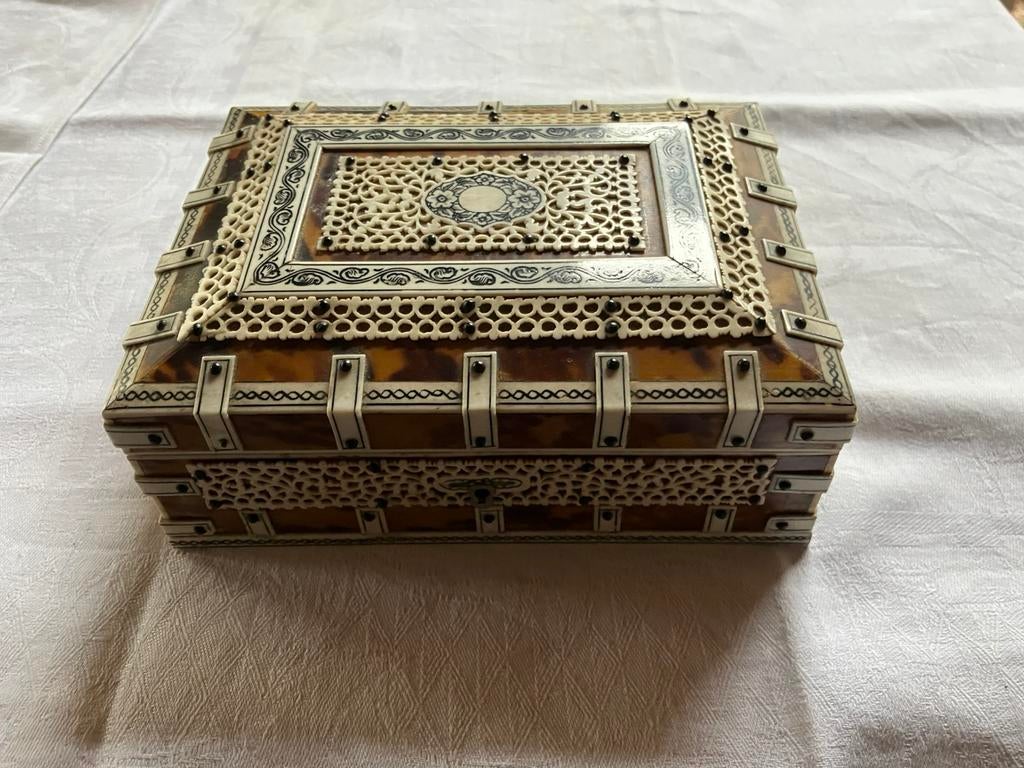 Sieradendoos Anglo Indiaas, Ophalen