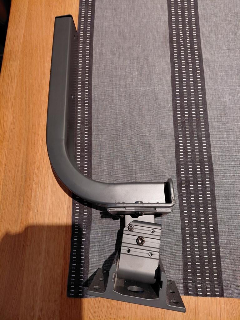 Muurbeugel voor boxen, Ophalen of Verzenden, Gebruikt, Audio