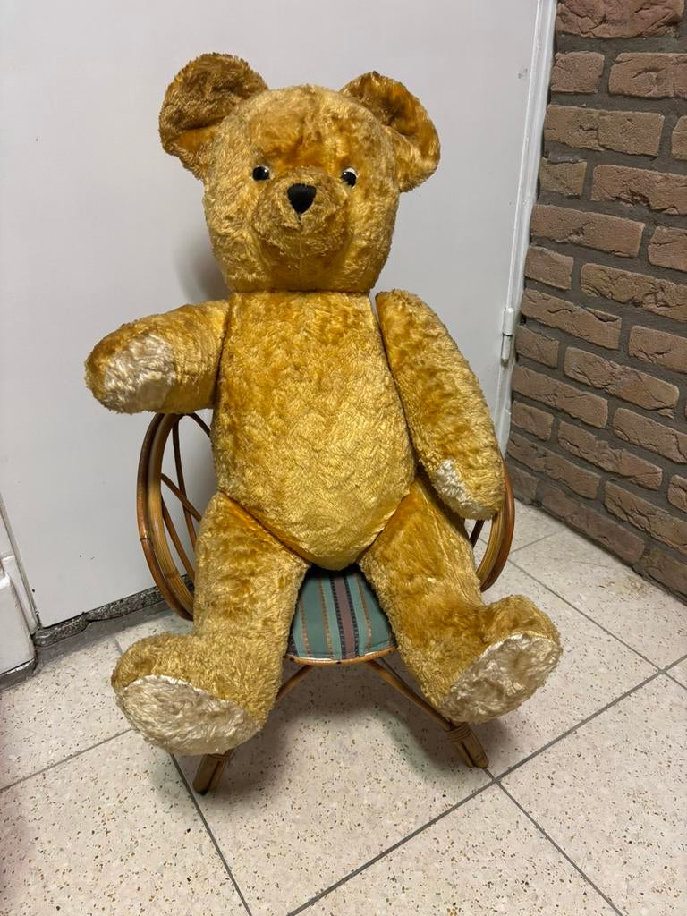 Oude beer op ouderwets Rotan stoeltje!, Ophalen, Zo goed als nieuw, Stoffen beer, Overige merken
