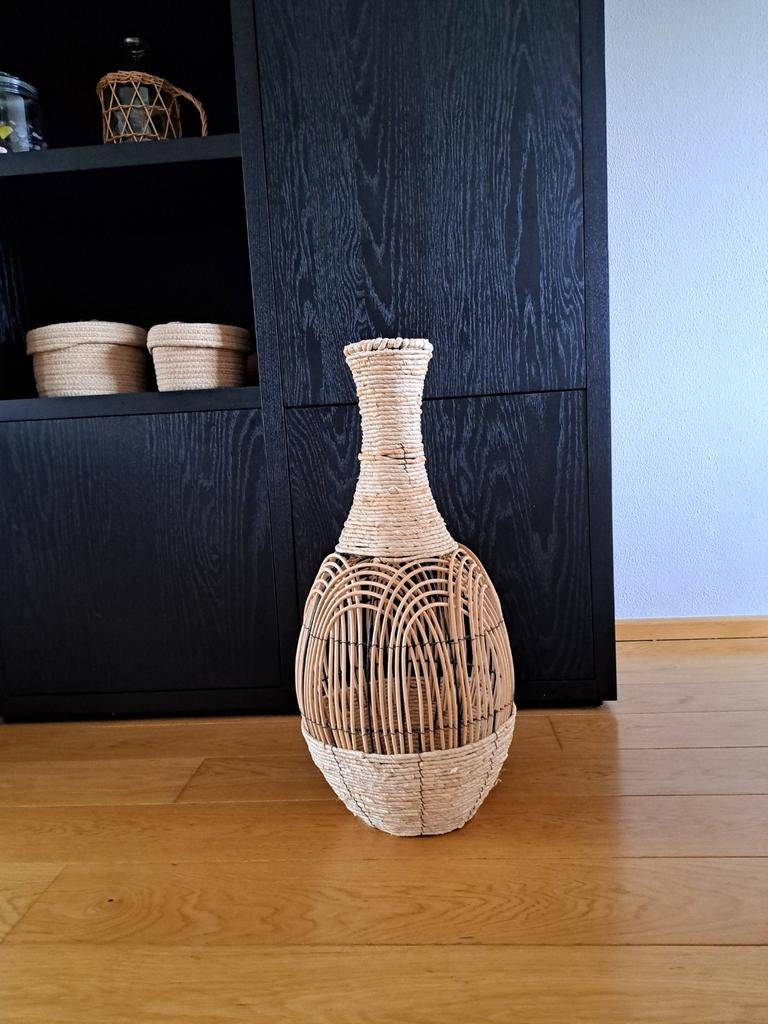 Rieten vaas 67 cm hoog, Huis en Inrichting, Woonaccessoires | Vazen, Ophalen, Overige kleuren, Overige materialen, 50 tot 75 cm