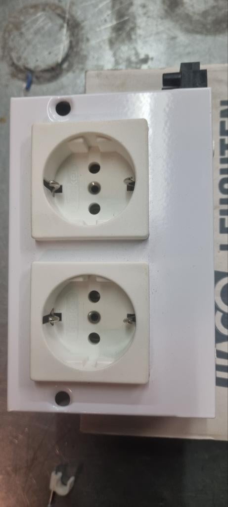 Berker dubbelstopcontact keuken kastjes, Doe-het-zelf en Verbouw, Elektra en Kabels, Ophalen