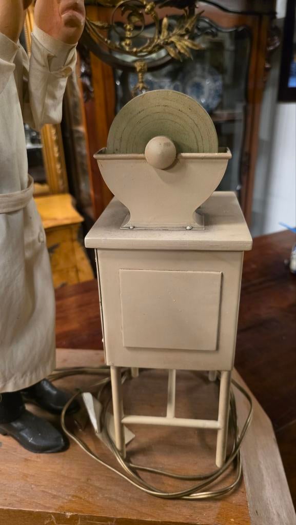 Elektrich bewegende antieke etalage automaat, Ophalen