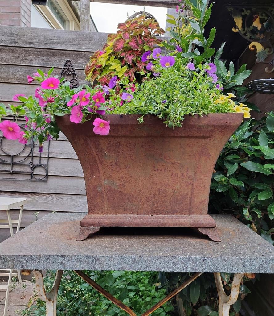 Mooie gietijzeren bloembak op pootjes, Tuin en Terras, Bloembakken en Plantenbakken, Metaal, Binnen, Balkon, Tuin, Minder dan 30 cm