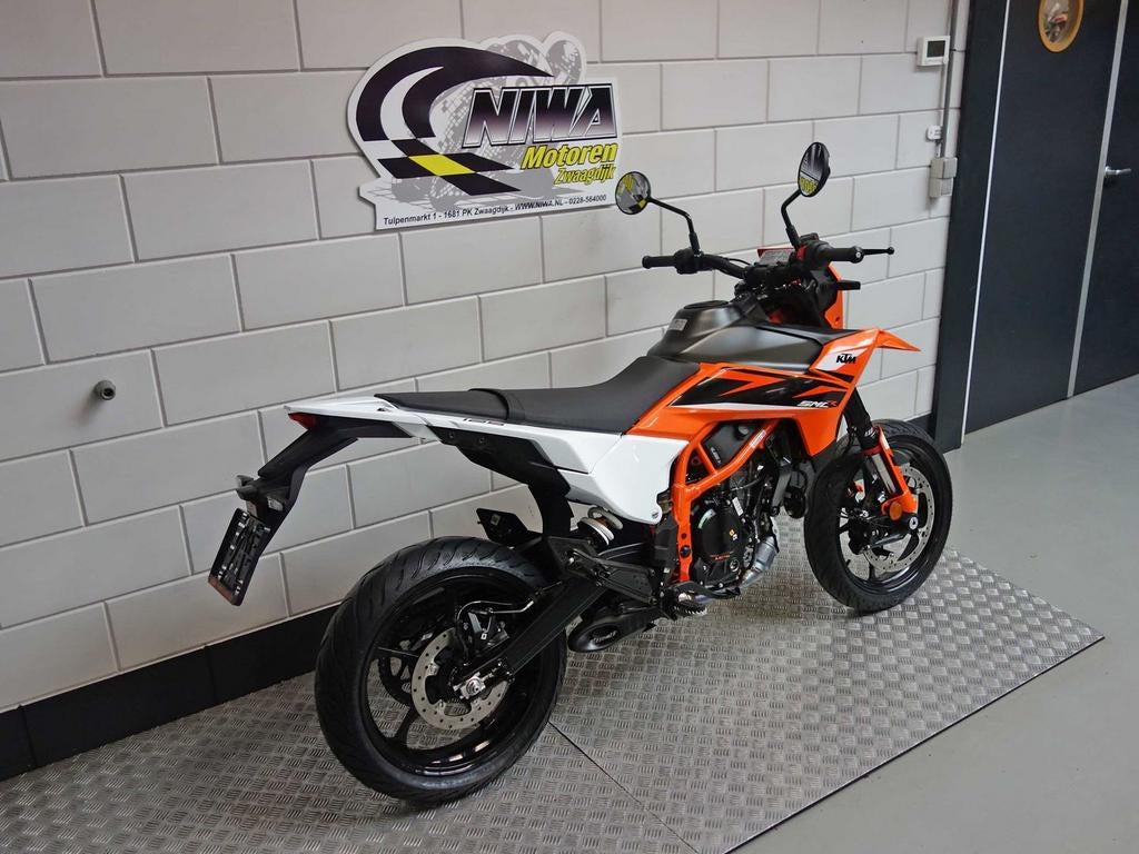 KTM 125 SMC R (bj 2025) - foto 3