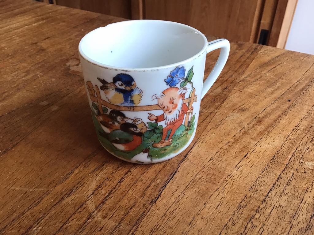 Beker, mok - kabouter met vogels - kinderkopje, Huis en Inrichting, Keuken | Servies, Ophalen of Verzenden, Gebruikt, Overige stijlen