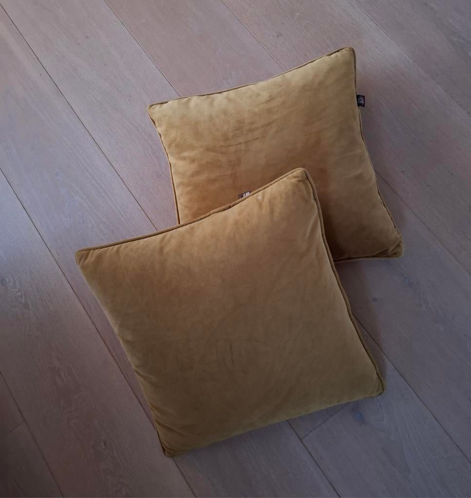 Twee  sierkussens Loods 5-velours okergeel vierkant 45x45cm, Ophalen, Vierkant