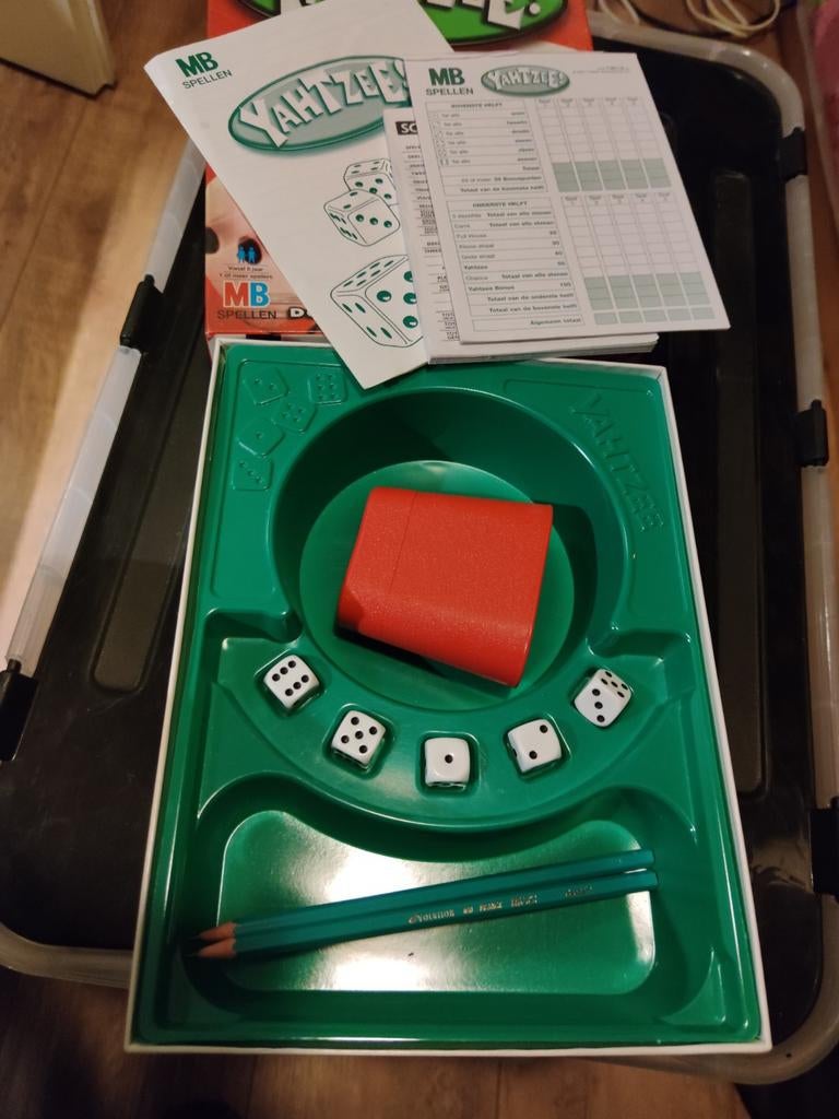 Yahtzee Dobbelspel - MB Spellen, MB Spellen, Ophalen of Verzenden, Zo goed als nieuw, Vijf spelers of meer