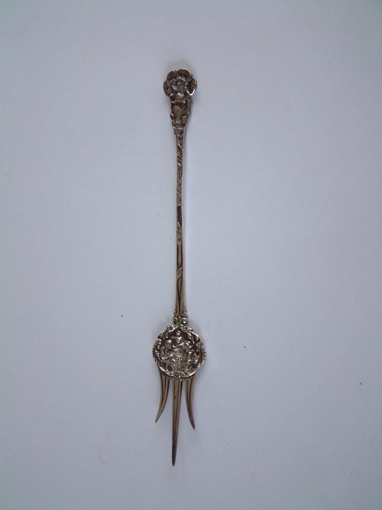 prachtig antiek zuurvork of cake vork met bloem en tafereel, Antiek en Kunst, Ophalen of Verzenden