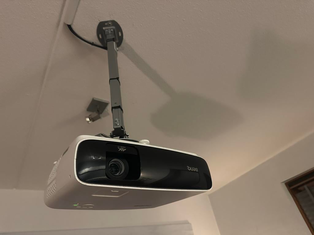 Beamer BenQ TK810 set met scherm en beugel - €500, Ophalen of Verzenden, Gebruikt, Overige technologieën, Overige resoluties