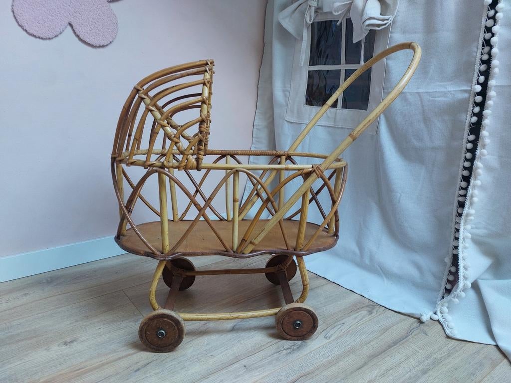 Vintage Rotan Poppenwagen, Kinderen en Baby's, Speelgoed | Poppen, Ophalen of Verzenden, Gebruikt, Babypop