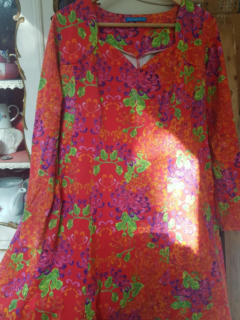 Lien & Giel XL. Mooie snit en halslijn. Katoen, Maat 46/48 (XL) of groter, Ophalen of Verzenden, Zo goed als nieuw, Rood