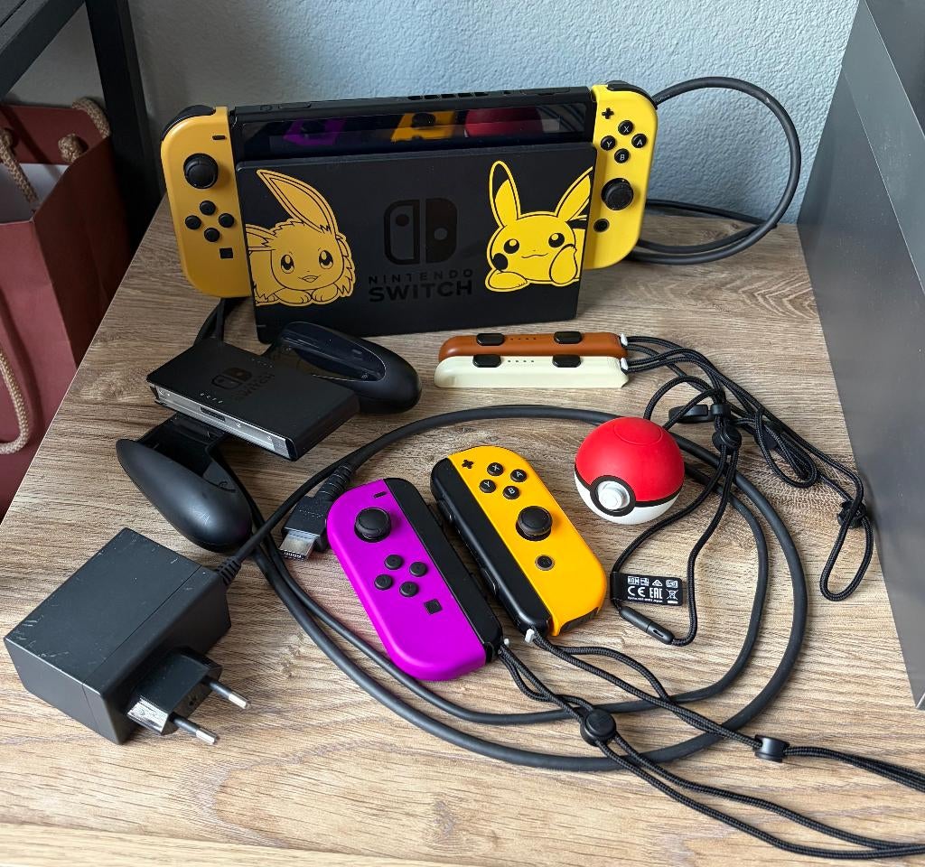 Nintendo Switch Eevee & Pikachu editie met accessoires, Spelcomputers en Games, Spelcomputers | Nintendo Switch, Ophalen, Gebruikt