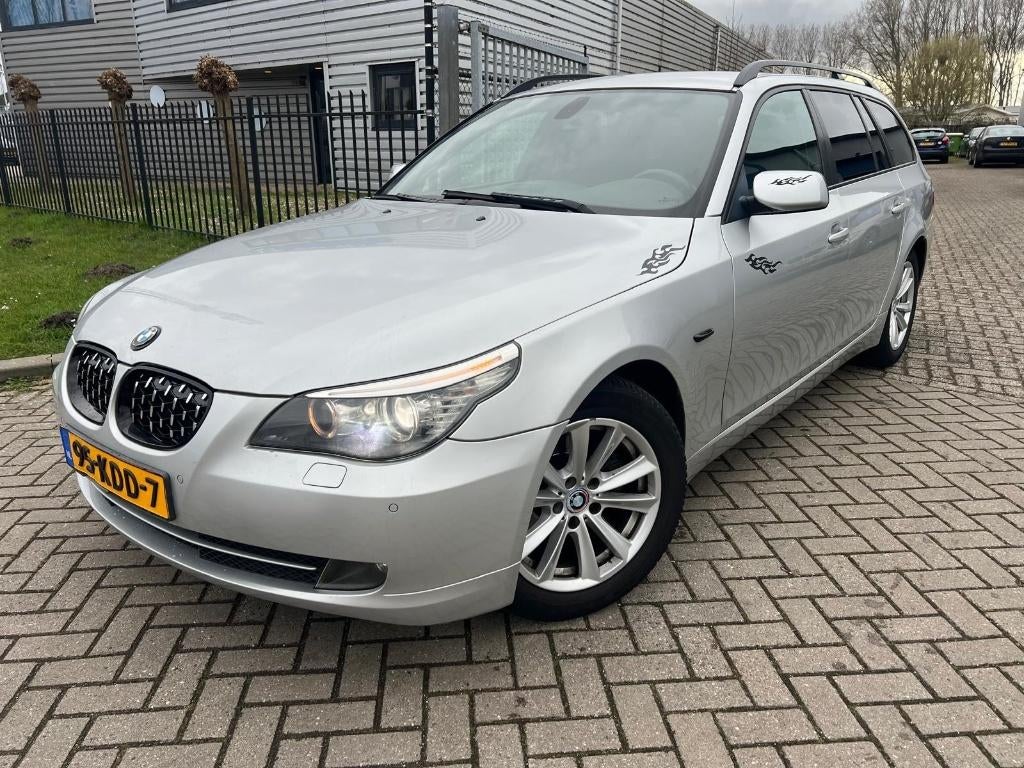 BMW 5-Serie 2.0 I 520i Touring Automaat 2009 Half Leer Clima, Automaat, Achterwielaandrijving, 1995 cc, Zwart