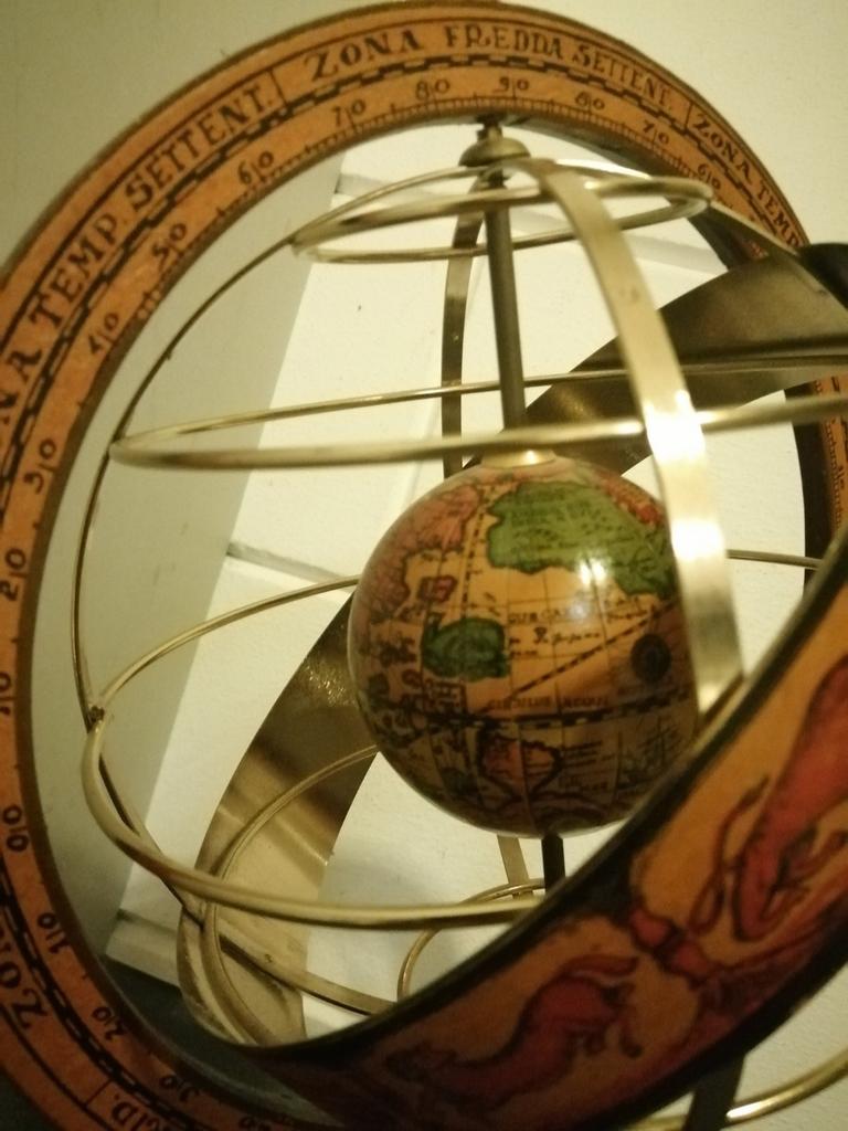 OUDE ITALIAANSE ARMILLARIUM PLANETARIUM HOUT/METAAL 35X20 CM, Gebruikt, Ophalen of Verzenden, Interactief, Italy