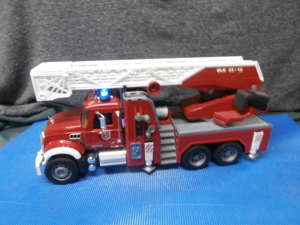 Bruder nieuwe Mack brandweerladder wagen met brandweerman, Ophalen, Nieuw