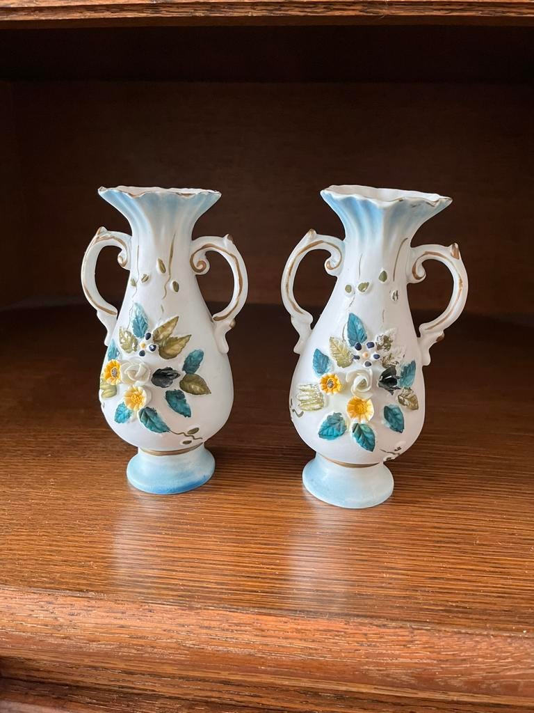 Twee mooie vaasjes Capodimonte, biscuit, Antiek en Kunst, Ophalen of Verzenden