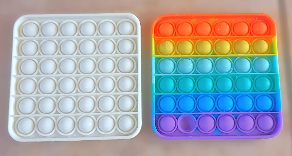 2x fidget toy - pop-it - wit/regenboogkleuren - 12,5x12,5 cm, Ophalen of Verzenden