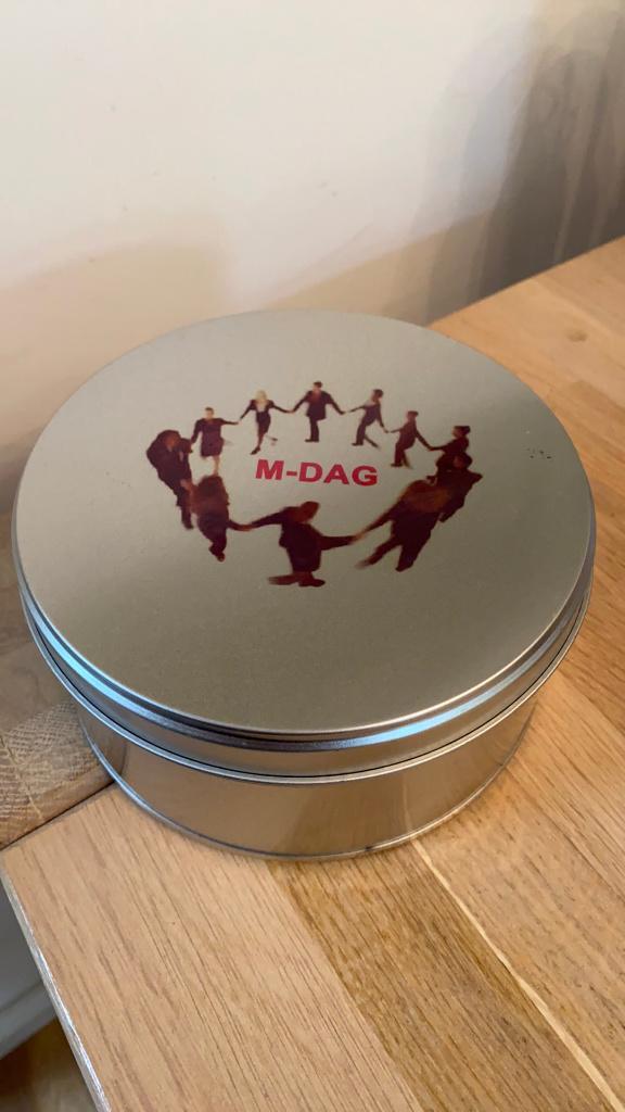 Ronde metalen blik M-Dag 15cm doorsnee, 7,5cm hoog, Verzamelen, Ophalen of Verzenden, Overige